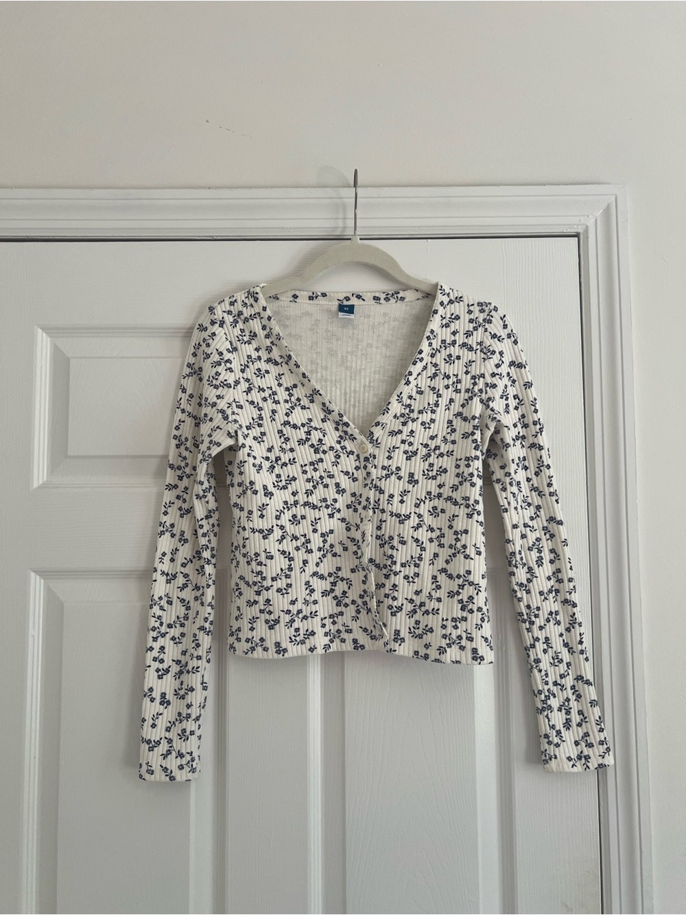 Old Navy Cream Ribbed Button-Front V-Neck Top with Navy Floral Print